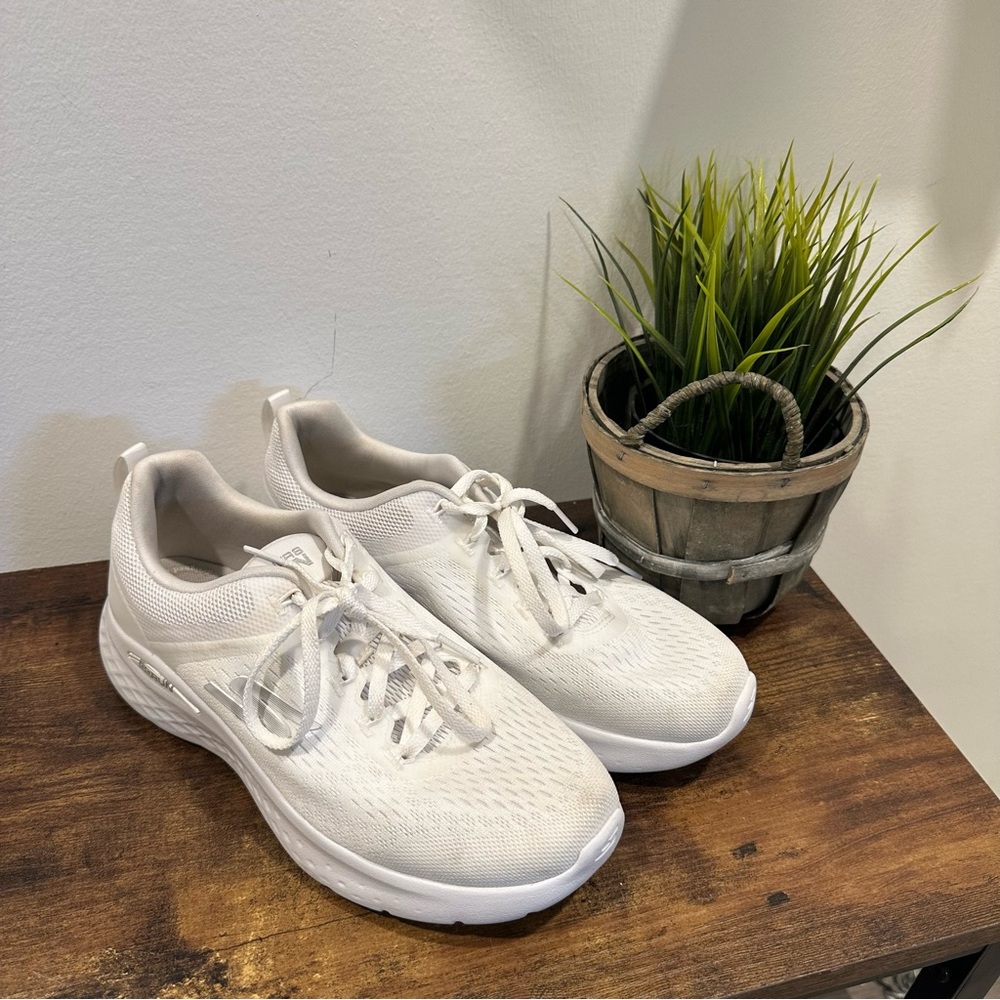 White Sketchers Gorun Lite Runners